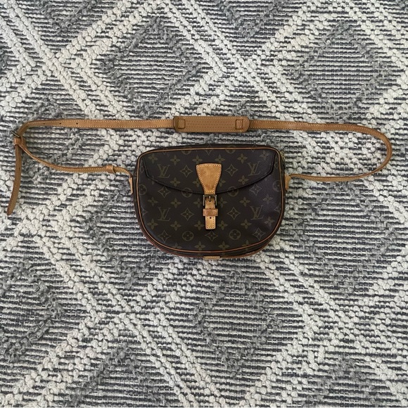Louis Vuitton cross body bag - Picture 1 of 7